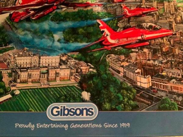 Image 2 of Gibsons 1000 piece jigsaw puzzle. Reds Over Britain.