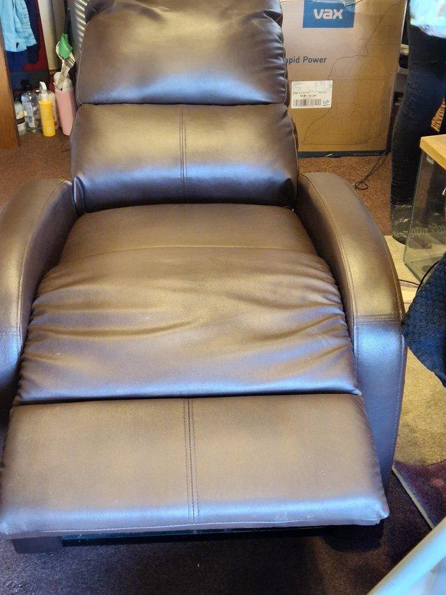 Preview of the first image of Electric riser/recliner.