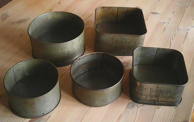 Preview of the first image of Retro Loose bottom cake tins - assorted sizes.