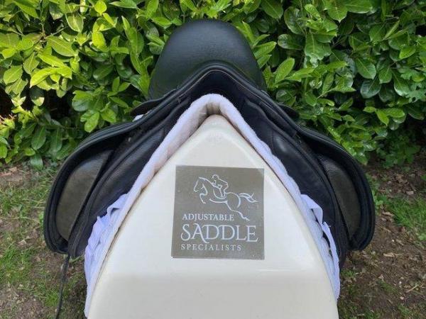 Image 6 of Thorowgood T8 17 inch dressage saddle