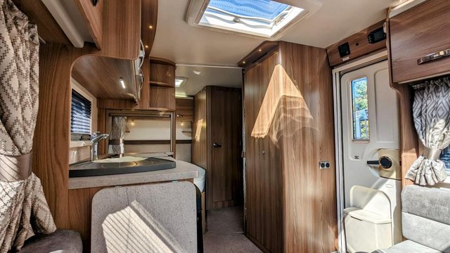 Image 9 of STUNNING SWIFT FREESTYLE - 2017 4 BERTH CARAVAN WITH AWNING
