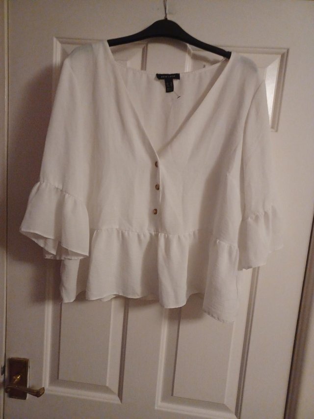 Preview of the first image of Ladies New look top,size 18.