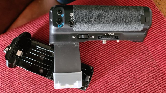 Image 2 of Battery grip for various Canon cameras