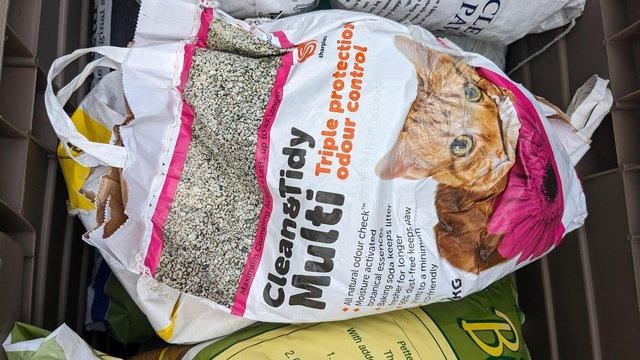 Image 4 of Lots of bags of cat litter (broken bags)