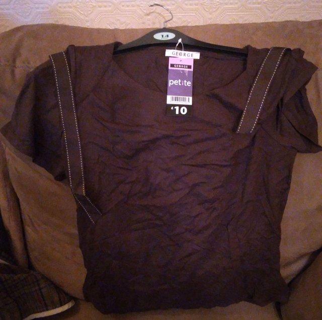 Preview of the first image of Women's brown Size 14 Top (new).