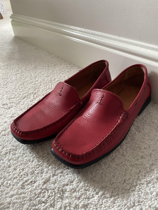 Preview of the first image of Vintage Red Leather Pumps.