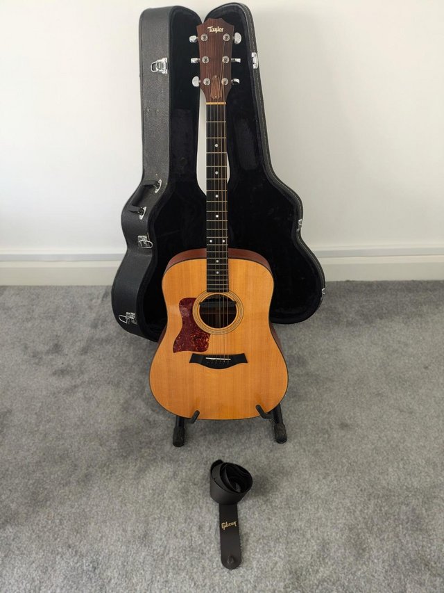 Preview of the first image of Taylor 310 Acoustic Guitar **LEFT HANDED**.