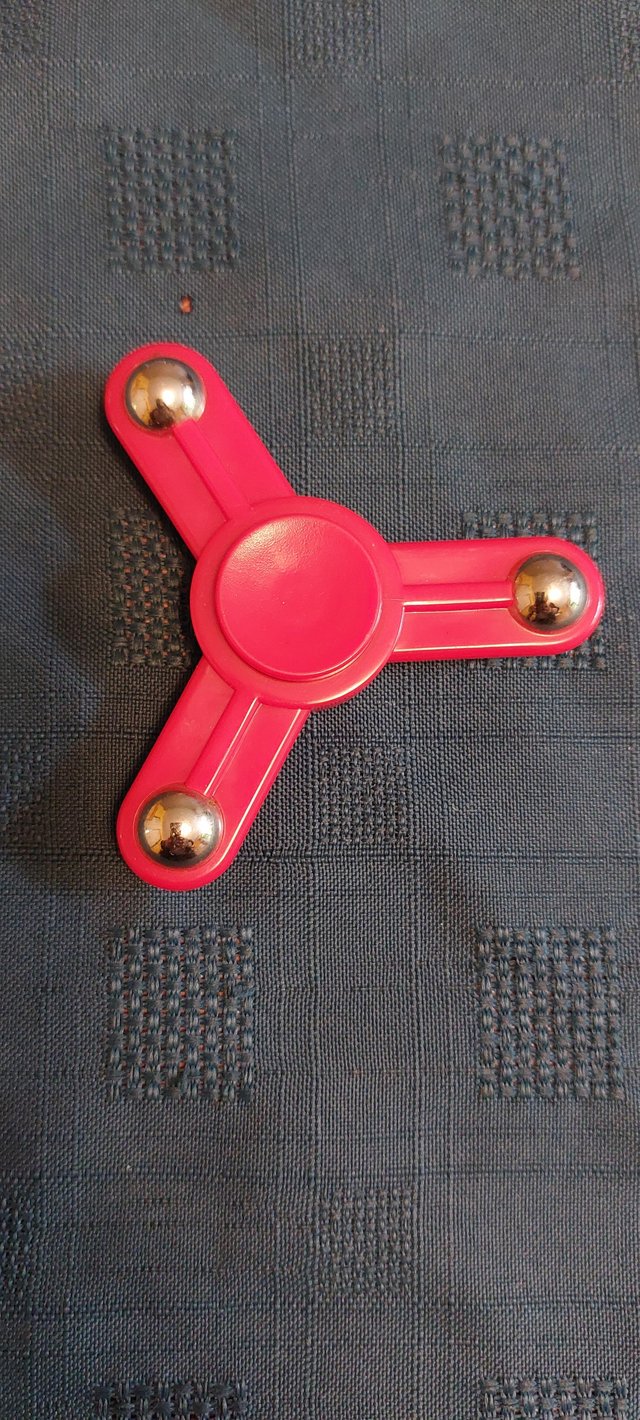 Preview of the first image of Red Figit Spinner, used.