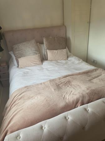 Image 3 of Double Pink sleigh bed.