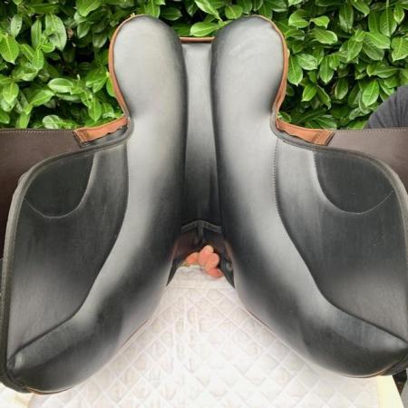 Image 13 of Thorowgood T4 17 inch high wither compact saddle