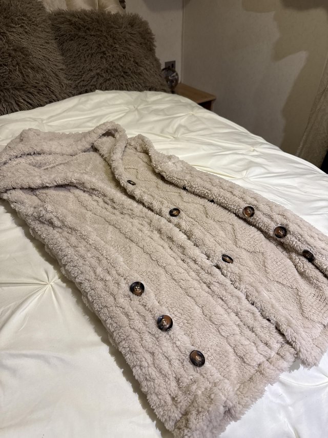 Woman’s sleeveless cable wool top with hood — Furniture & Homeware in Wickford