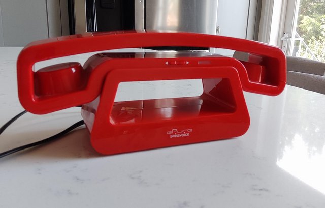 Preview of the first image of Swissvoice ePure cordless telephone (red).