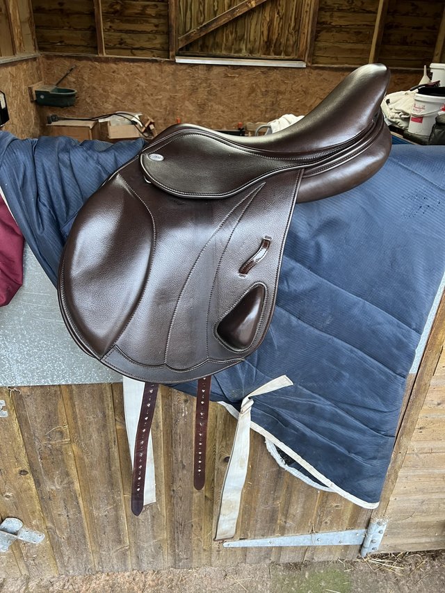 Preview of the first image of Harry Dabbs 17’’ Italiano platinum jump Saddle.