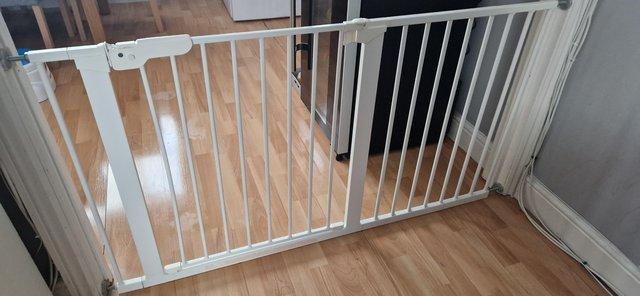Image 2 of Extra wide baby gate white in working order