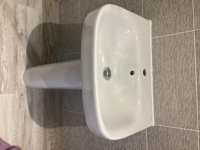Preview of the first image of Basin and pedestal White Roca.