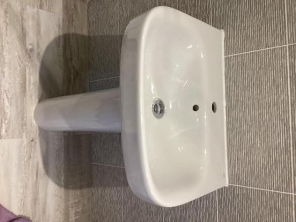 Image 1 of Basin and pedestal White Roca