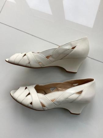 Image 1 of GABOR CREAM LEATHER SHOES SIZE 6