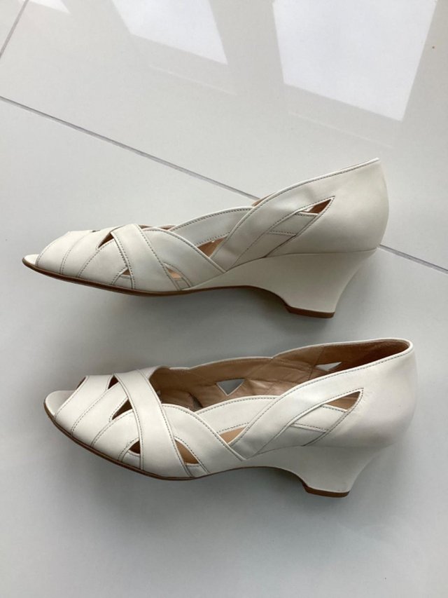 Preview of the first image of GABOR CREAM LEATHER SHOES SIZE 6.