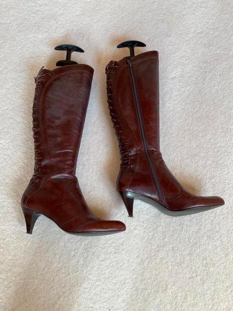Preview of the first image of LADIES BROWN LEATHER BOOTS - size 39.