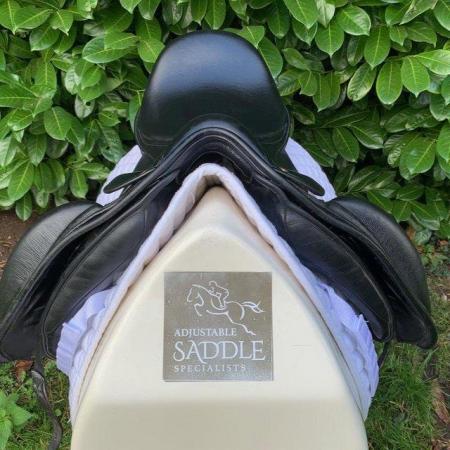 Image 6 of Kent & Masters 17" Low Profile Dressage saddle (S2834)