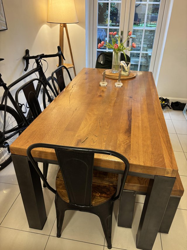 Beautiful oak table - with bench and 4 chairs 