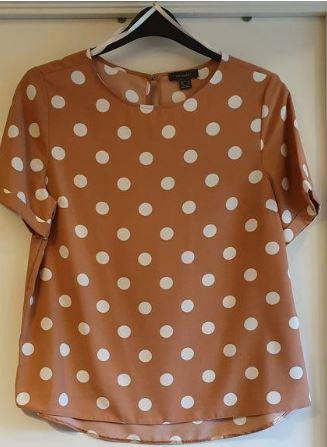 Preview of the first image of Ladies top beige with white spots.