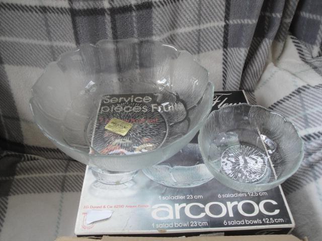 Preview of the first image of Arcoroc Patterned Glass 7-piece Fruit or Salad Bowls.