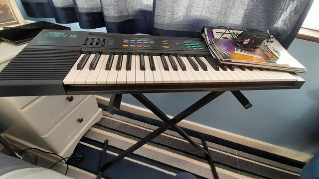 Yamaha PSR-6 Keyboard with stand — Books & Magazines in Tiptree