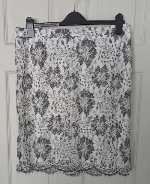 Preview of the first image of Pretty ladies Grey Flowered Lace Skirt By Creation - Size 14.