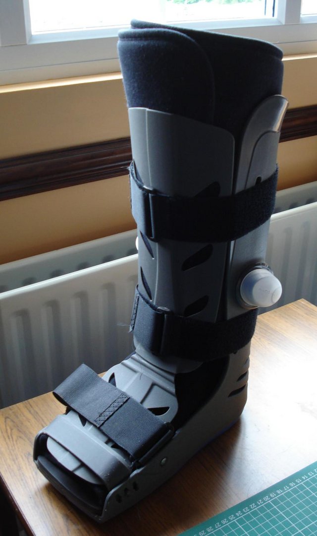 Preview of the first image of THUASNE XLR8 LARGE INFLATABLE RIGID SHELL WALKING BOOT.