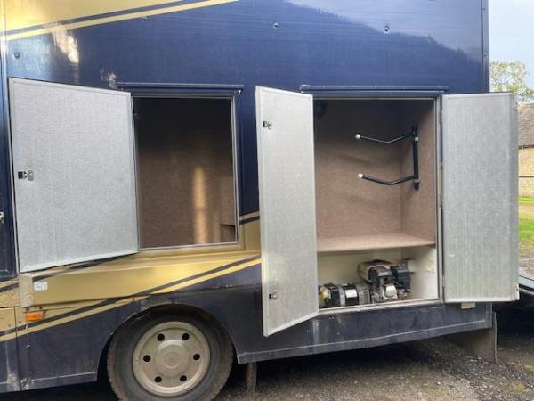 Image 3 of 7.5t Horsebox stalled for 3 with good size living