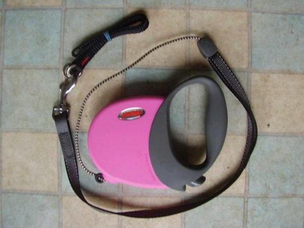 Image 5 of Extending dog lead pink by Flexi