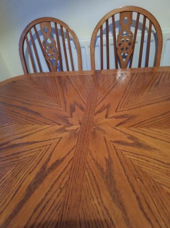 Image 1 of Lovely Med Oak extendable dining room table with 6 chairs