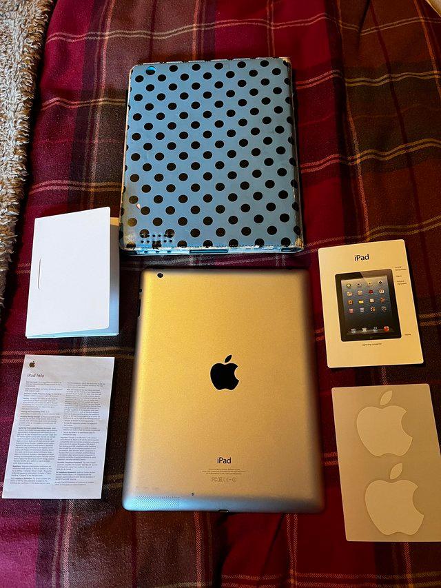 Preview of the first image of 1st generation 2012 Apple iPad White.