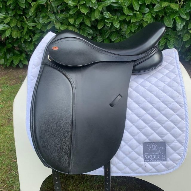 Preview of the first image of Kent and Mastes 17.5 inch cob dressage saddle.