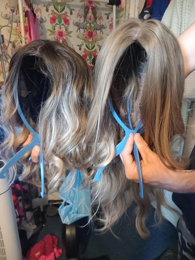 Preview of the first image of Nice Honey blonde wigs X 2 ....