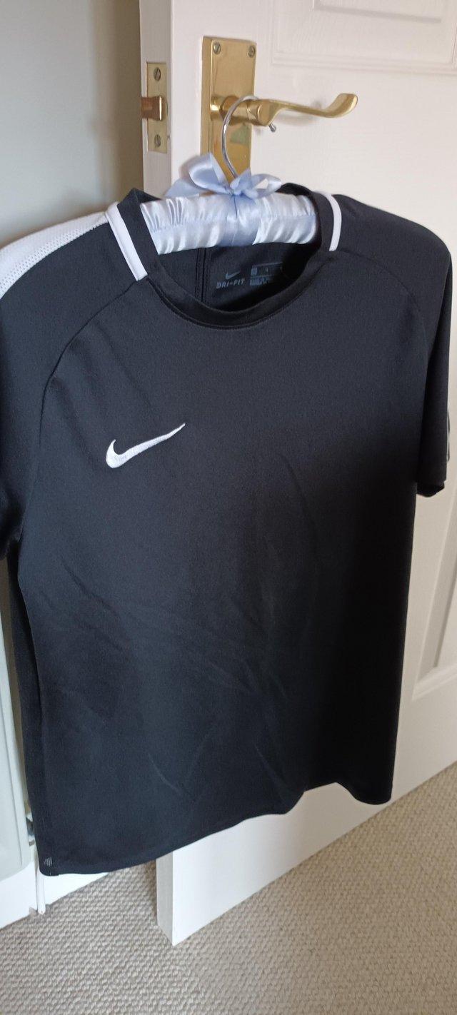 Preview of the first image of Nike football top.