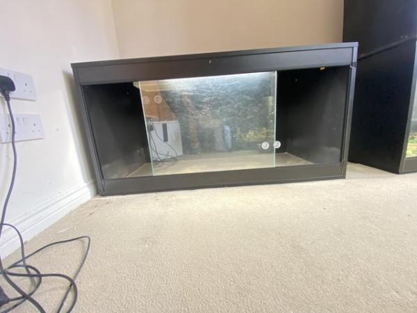 Image 5 of 4x2x2ft wooden viv with equipment