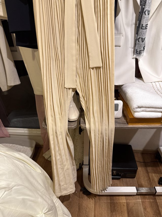 Cat suit pleated trousers cream L/XLnever worn — photo 3 of 3