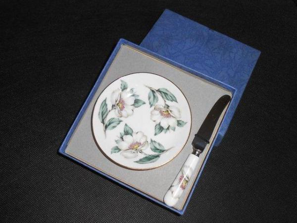Image 1 of Vintage Fine Bone China: small butter plate & matching knife