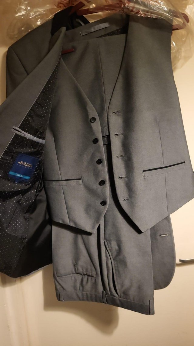 Preview of the first image of Man's grey suit, slim fit.