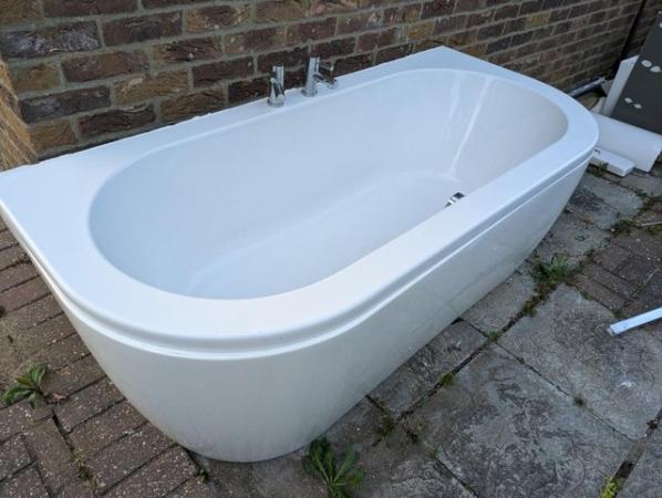 Image 1 of Bath 1700mm x 800mm curved shape with side panel and taps.