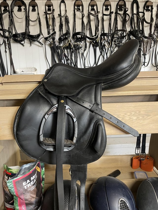 Preview of the first image of ANTARES MONOFLAP JUMP SADDLE 17.5” BLACK.