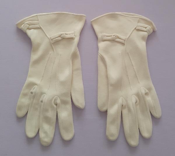 Preview of the first image of Beautiful Ladies Vintage Cream Gloves.