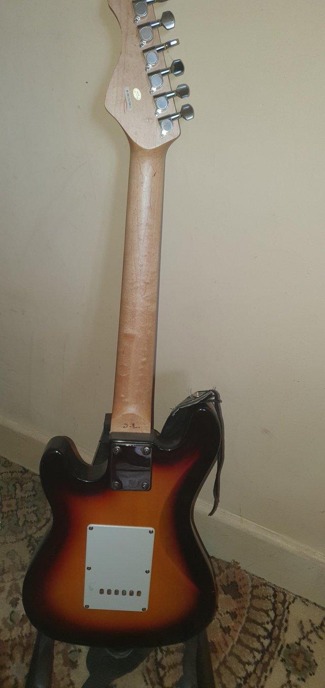 Preview of the first image of Elevation 3/4 electric guitar,ideal for beginners..