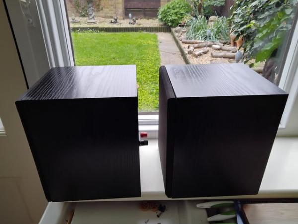 Image 3 of Wharfedale diamond 3 shelf speakers near mint condition