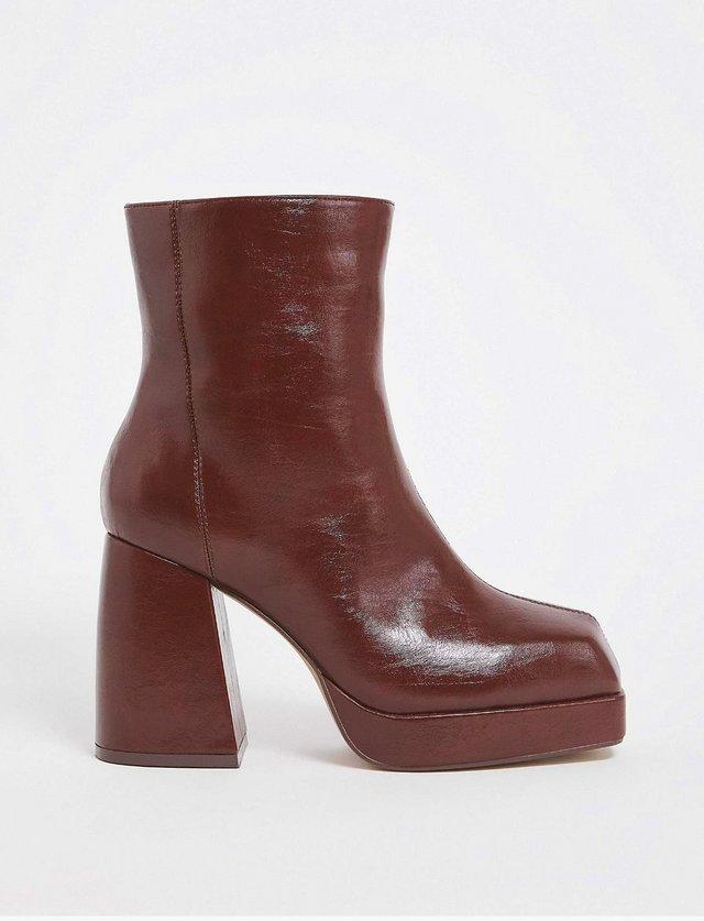 Preview of the first image of Size 9 extra wide women’s ankle boots.