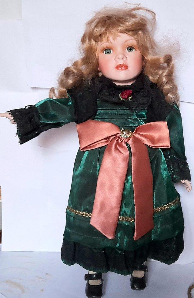 Preview of the first image of LEONARDO PORCELAIN DOLL - EMERALD DRESS.