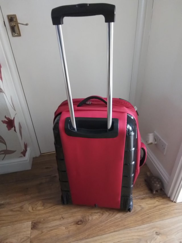 Preview of the first image of A suit case red and black handle.