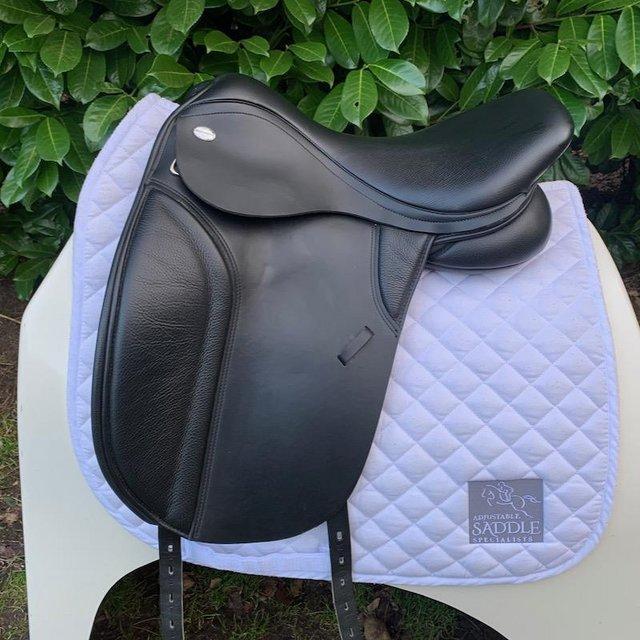 Preview of the first image of Thorowgood T8 17" Cob Dressage Saddle (S2949).